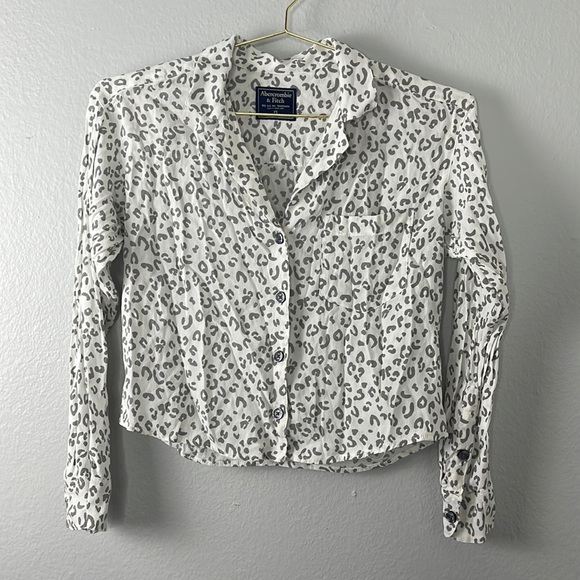 Abercrombie & Fitch White Snow Leopard Cropped Shirt - Picture 3 of 9